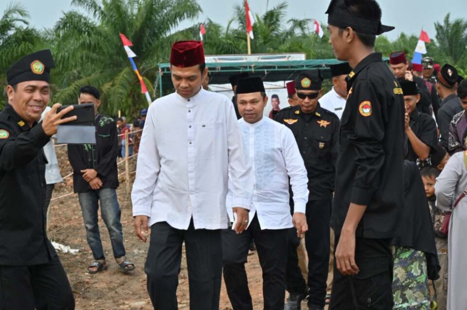 Calon Gubernur Riau Abdul Wahid bersama Ustaz Abdul somad dalam salahsatu acara