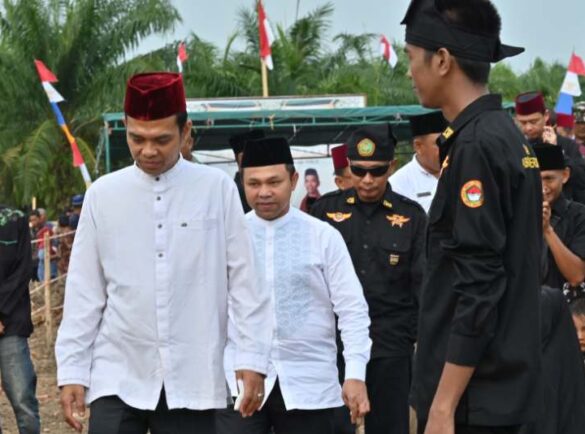 Calon Gubernur Riau Abdul Wahid bersama Ustaz Abdul somad dalam salahsatu acara