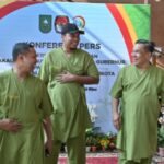 Pasangan bakal calon Gubernur dan Wakil Gubernur Riau Abdul Wahid-SF Hariyanto mengikuti MCU di RSUD Arifin Achmad Provinsi Riau, Ahad (1/9/2024) pagi. Terlihat juga bakal calon Bupati Inhu Ade Agus Hartanto (tengah)