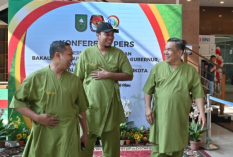 Pasangan bakal calon Gubernur dan Wakil Gubernur Riau Abdul Wahid-SF Hariyanto mengikuti MCU di RSUD Arifin Achmad Provinsi Riau, Ahad (1/9/2024) pagi. Terlihat juga bakal calon Bupati Inhu Ade Agus Hartanto (tengah)